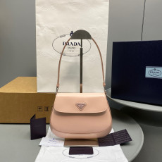 프라다 클레오 브러시드 숄더백 24cm