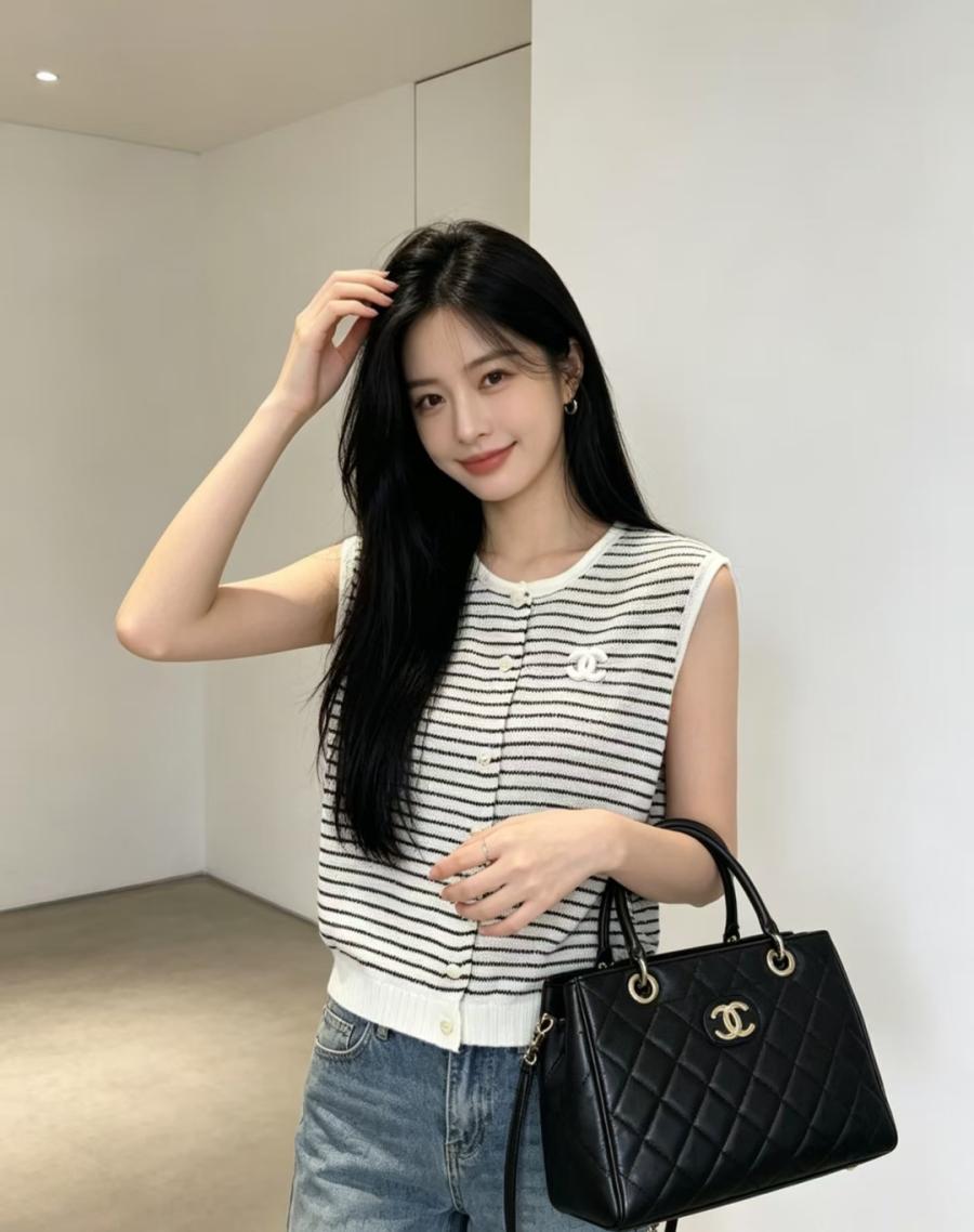 샤넬 로고 스트라이프 민소매 나시 (2컬러)