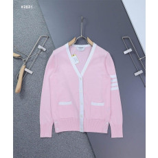 톰브라운 밀라노 4바 스티치 V넥 가디건 (국내배송)