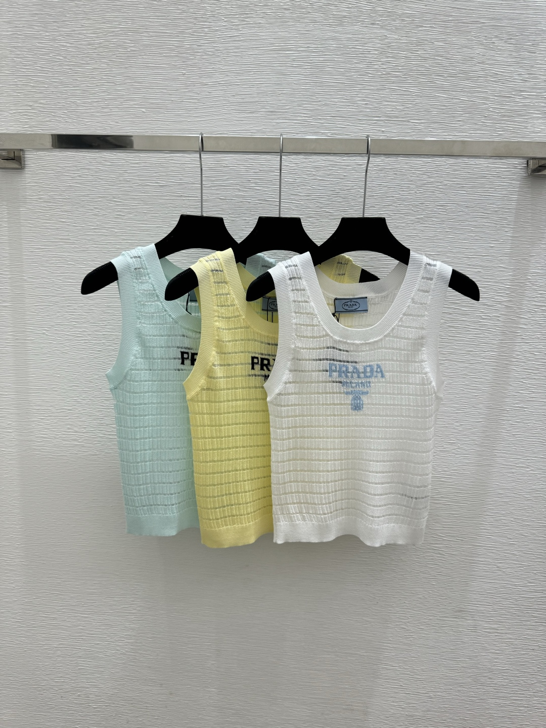프라다 봄 여름 신상 민소매