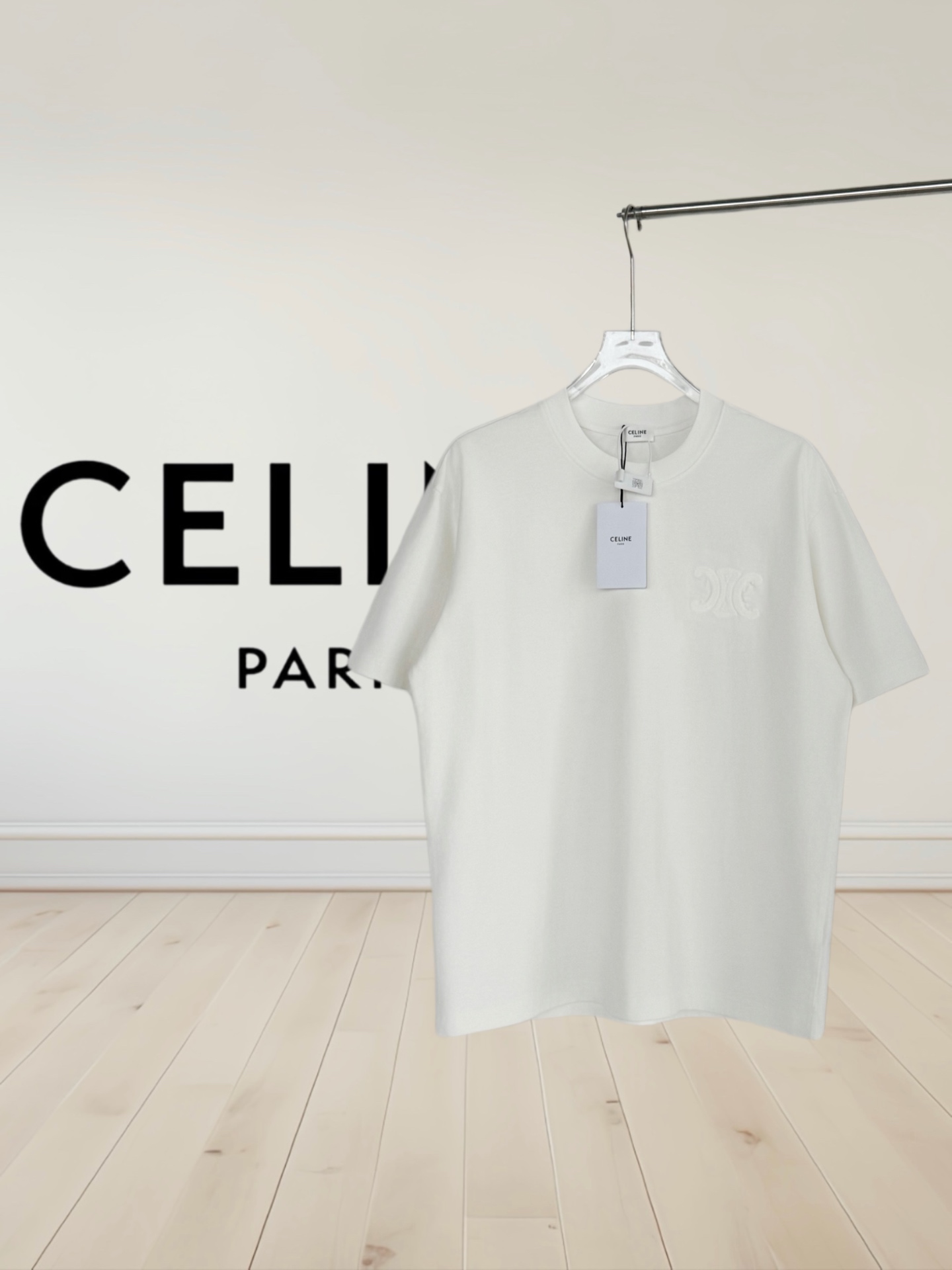 셀린느 신상 자수 로고 반팔티