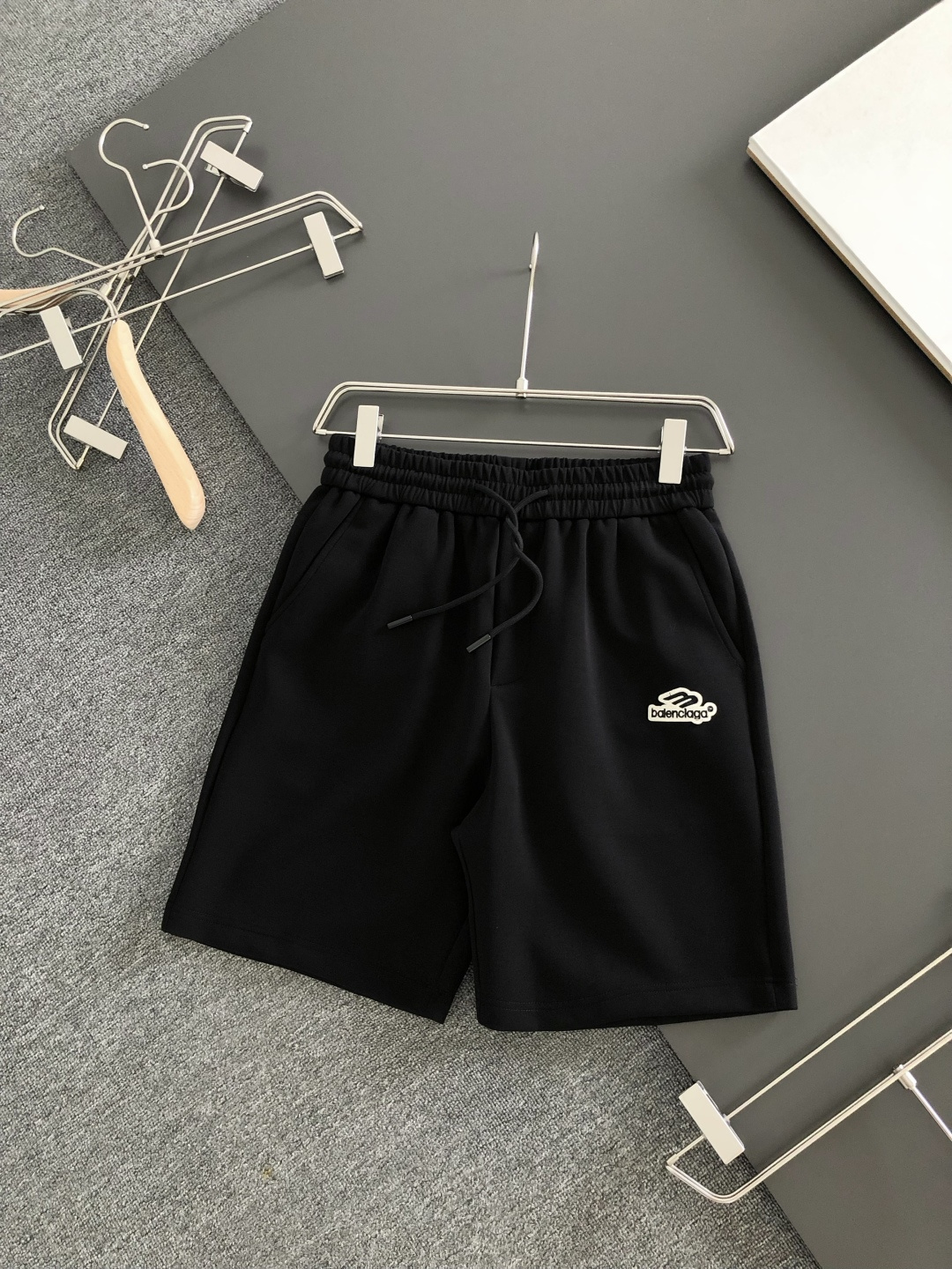 발렌시아가 26SS 신상 반바지