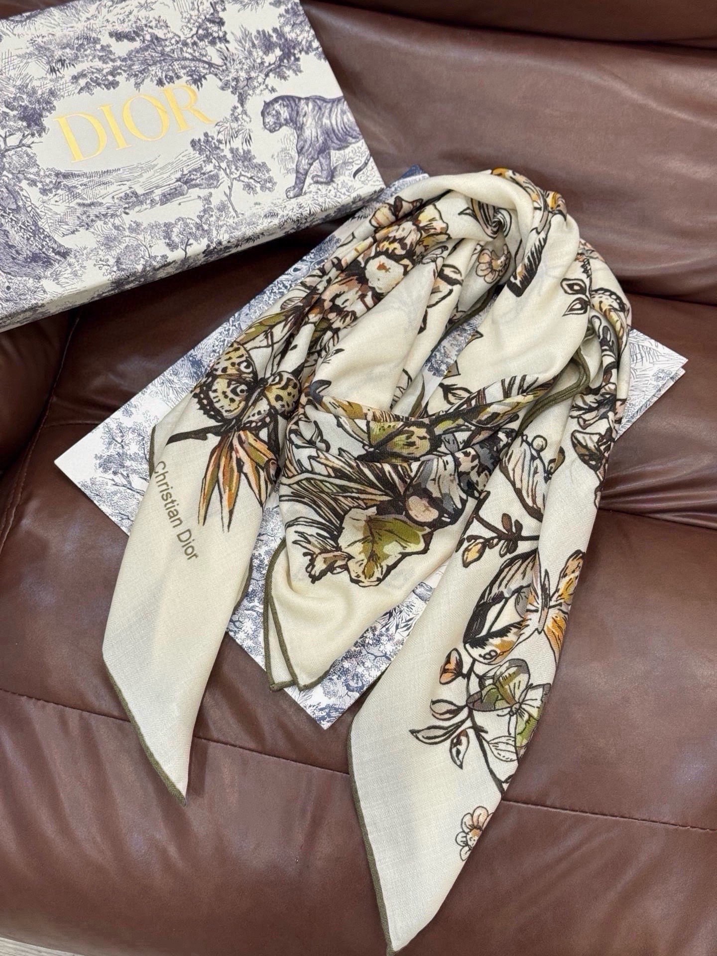 디올 Camo Papillon 패턴 숄