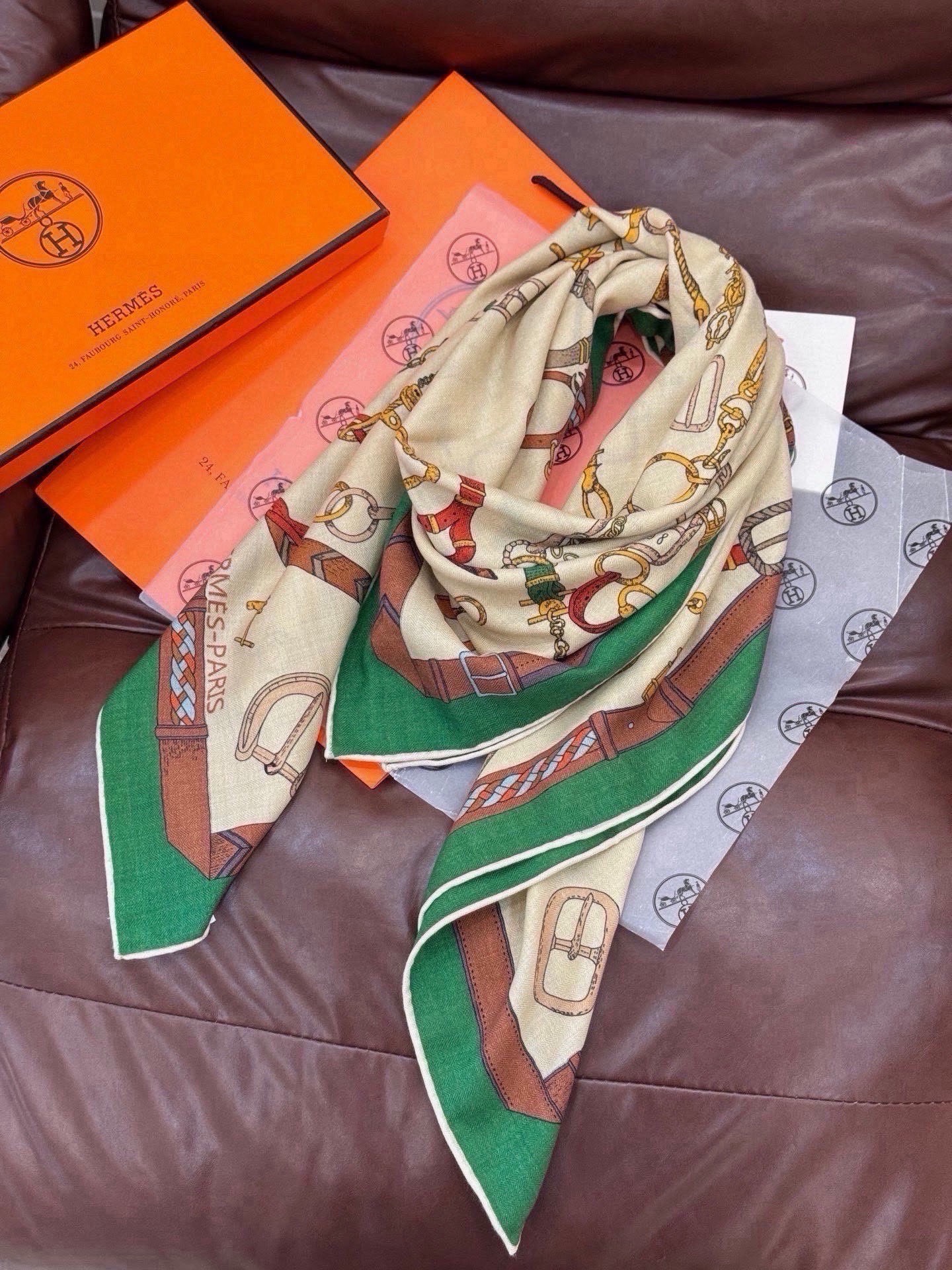 에르메스 Chevaux Dechaines shawl 스카프