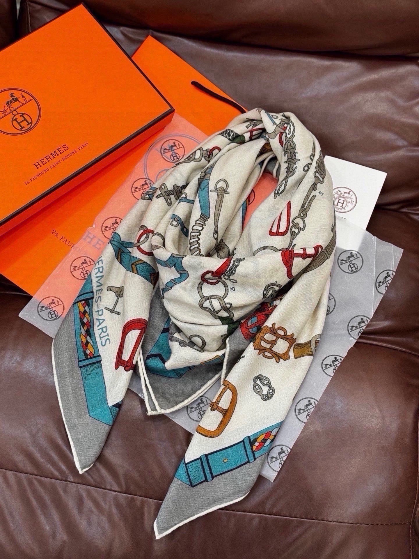 에르메스 Chevaux Dechaines shawl 스카프
