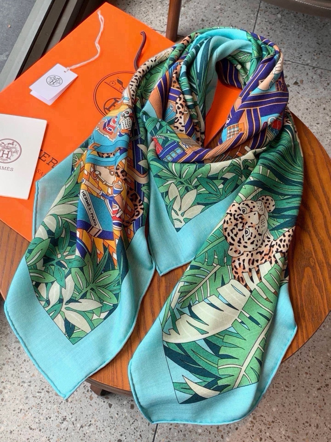 에르메스 Les 12 Leopards shawl 스카프