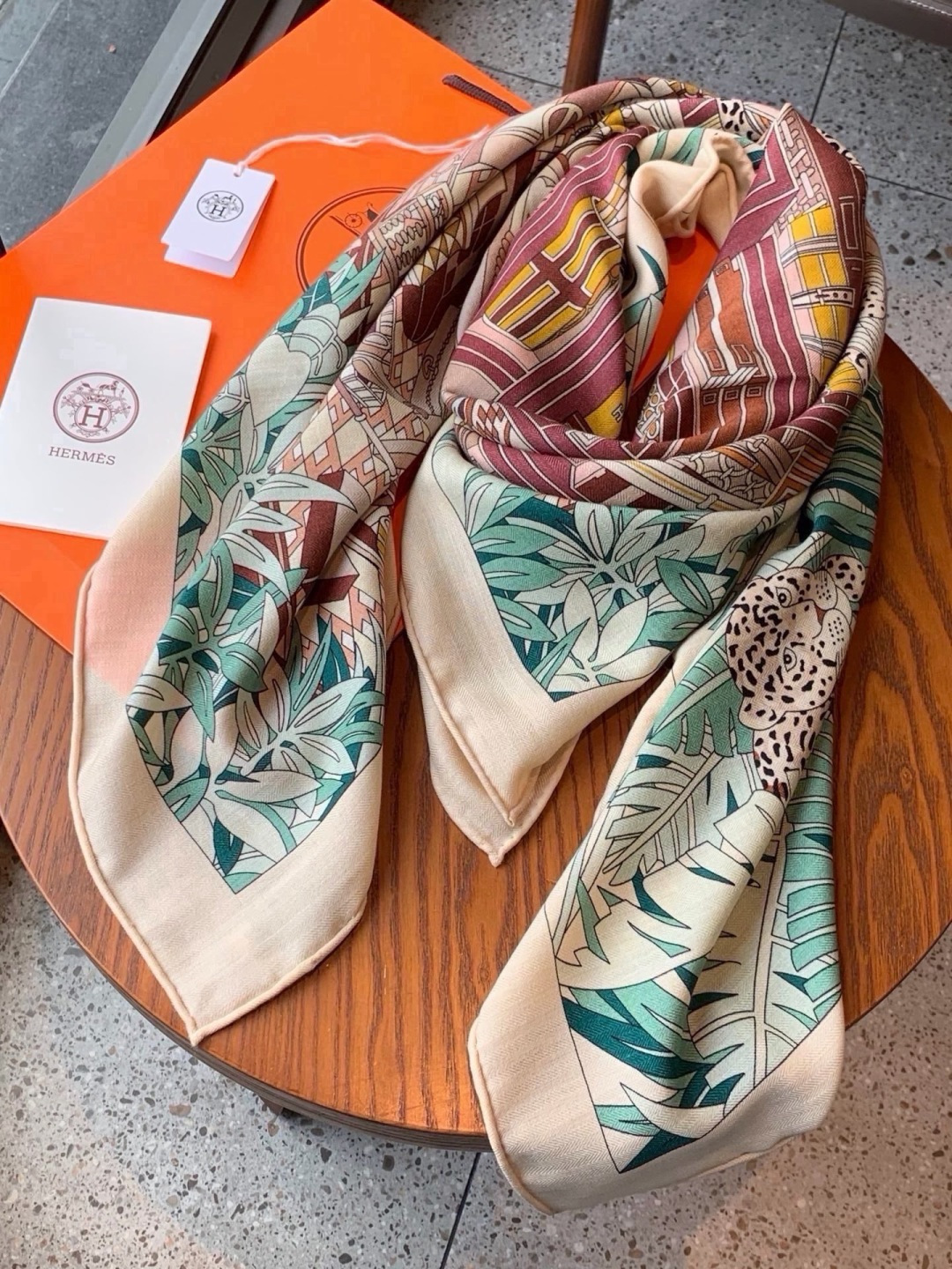 에르메스 Les 12 Leopards shawl 스카프