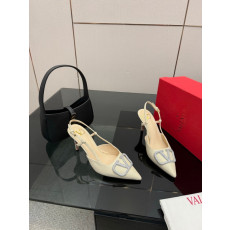 발렌티노 v로고 시그니처 슬링백 펌프스 8.5cm
