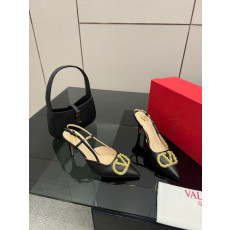 발렌티노 v로고 시그니처 슬링백 펌프스 8.5cm