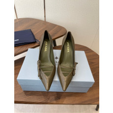 프라다 26SS 신상 펌프스 8cm