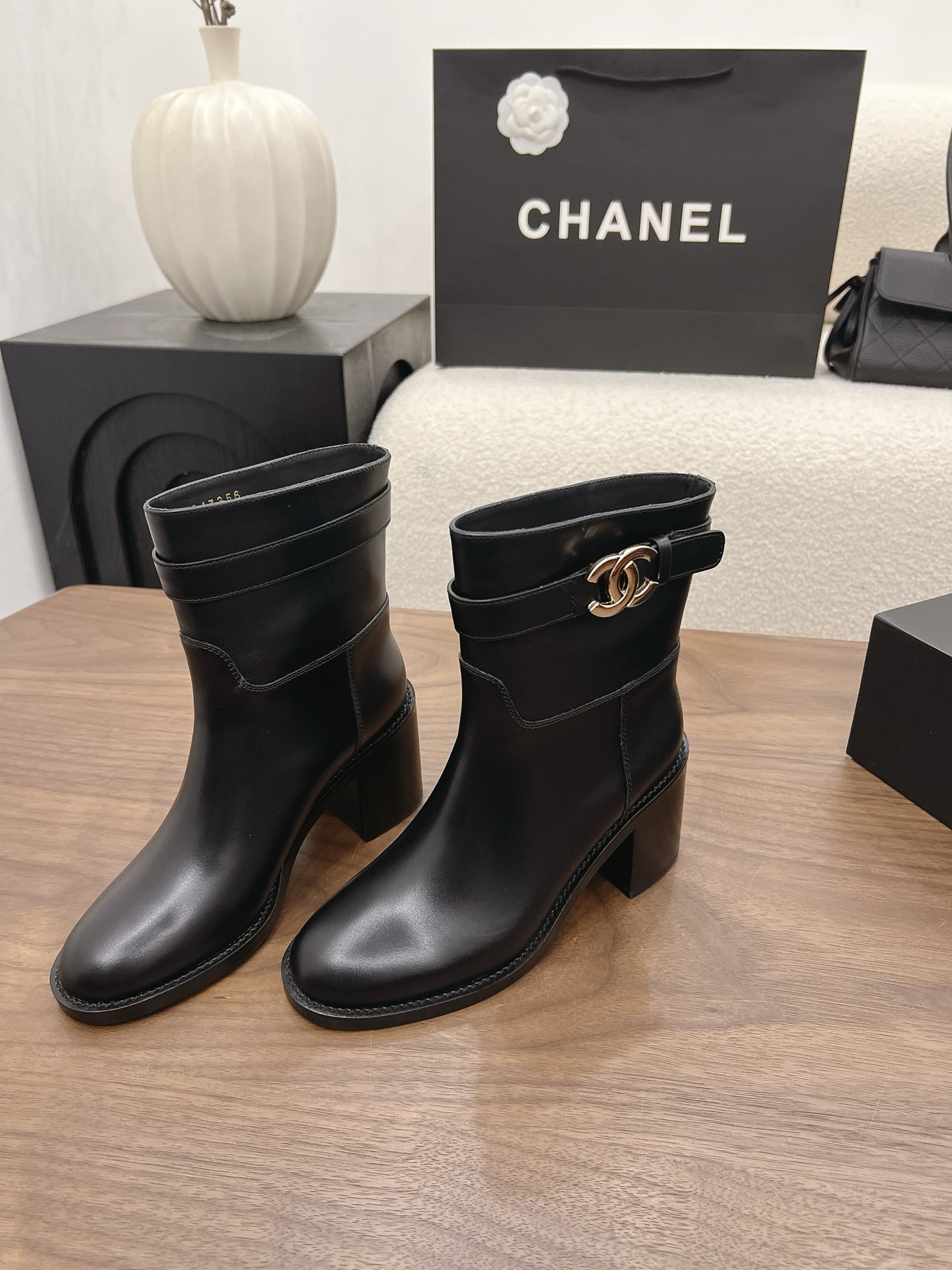 샤넬 26B 청키힐 쇼트부츠 6.5cm