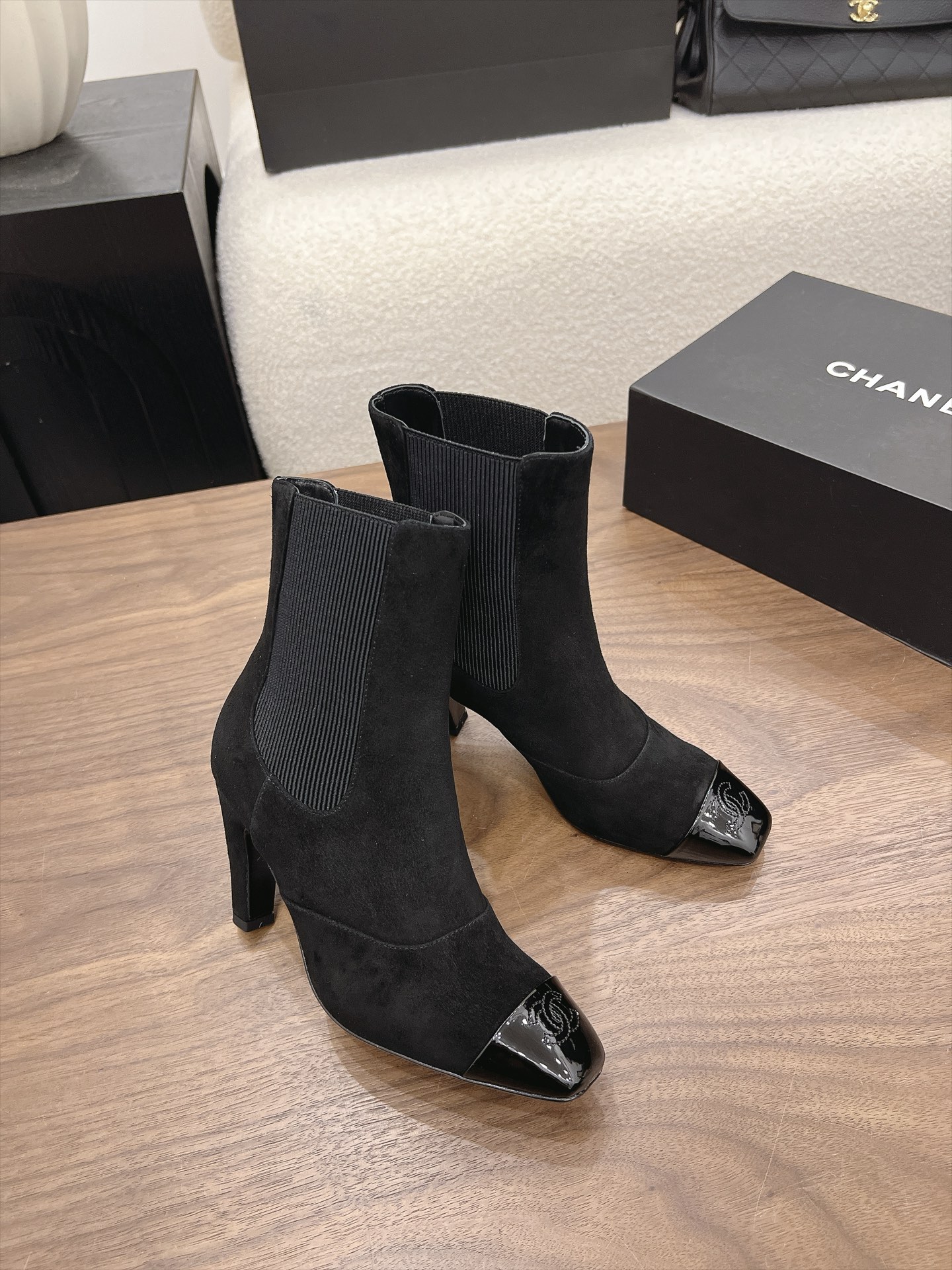 샤넬 26B 스퀘어토 힐 쇼트부츠 8.5cm