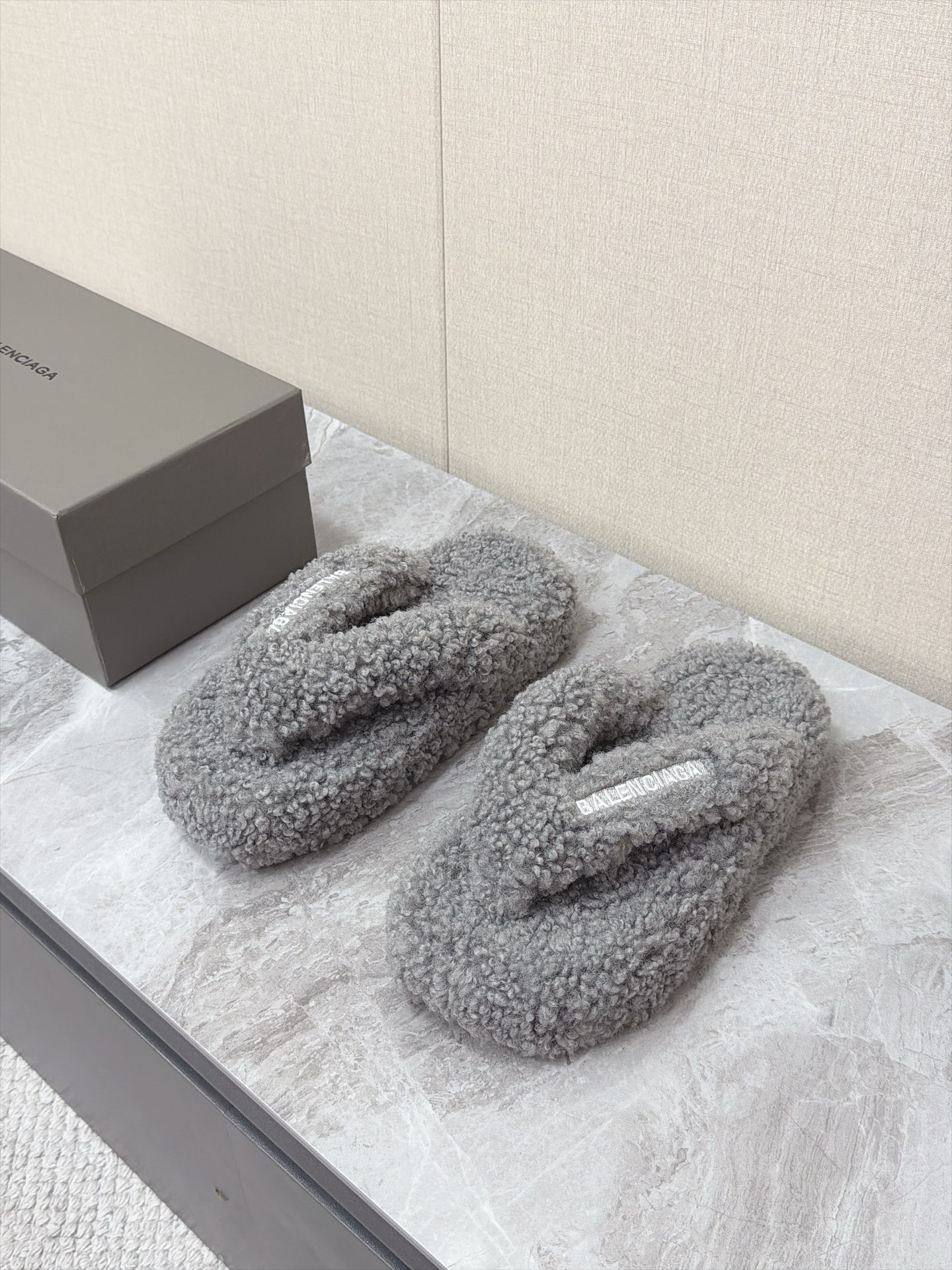 발렌시아가 신상 퍼 플립플랍