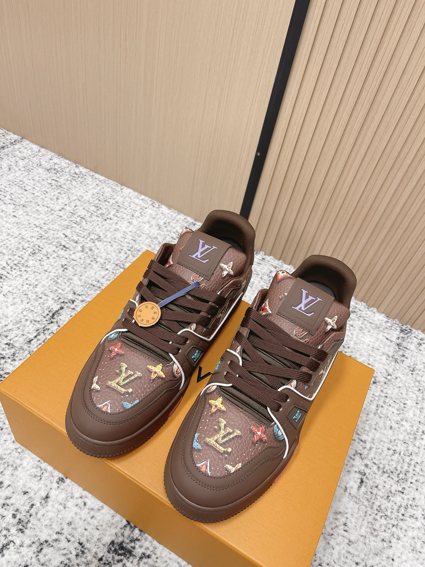 루이비통 트레이너 스니커즈