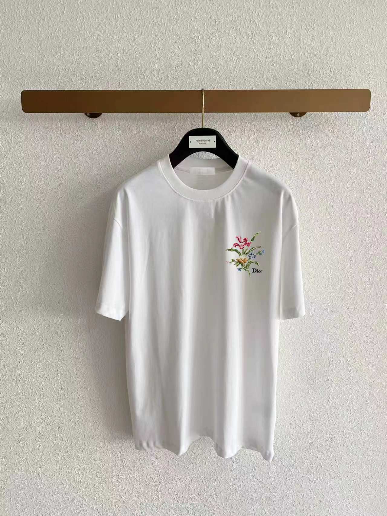 디올 은방울꽃 자수 반팔 티셔츠