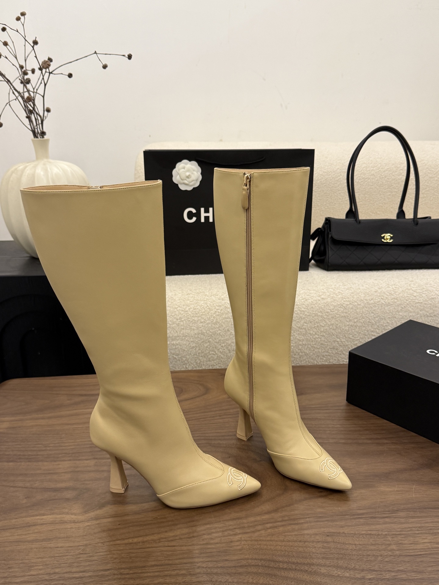샤넬 2026 포인티드 토 하이부츠 9cm