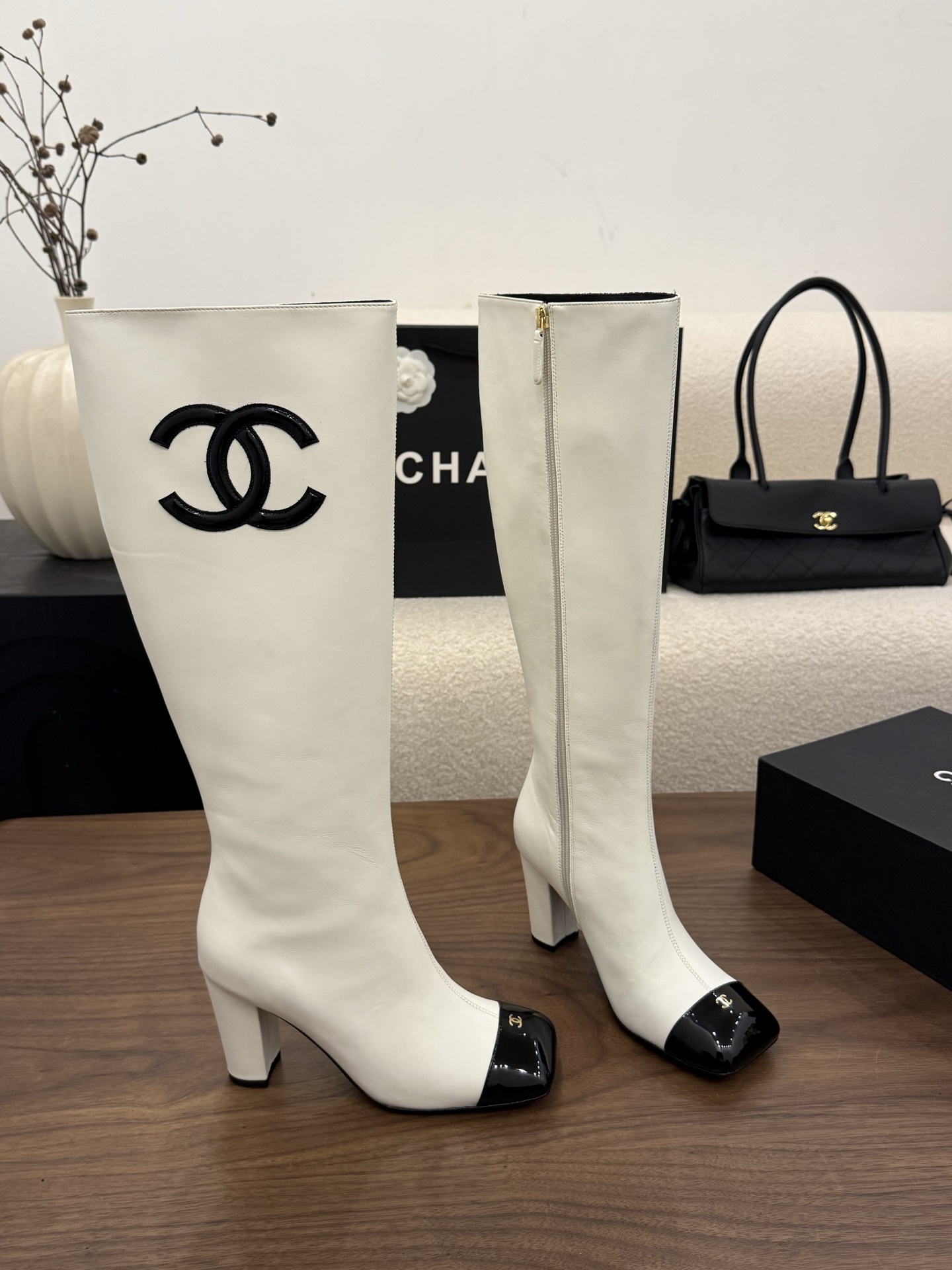 샤넬 2026 빅 로고 스퀘어토 하이부츠 8cm