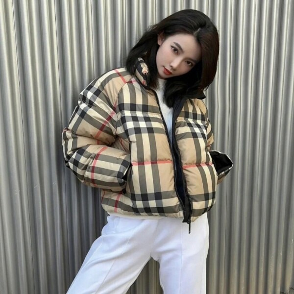 버버리 체크 크롭 푸퍼 하이넥 숏패딩 80590931 